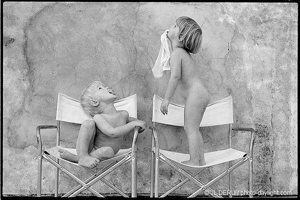 enfants sur des chaises - children on chairs